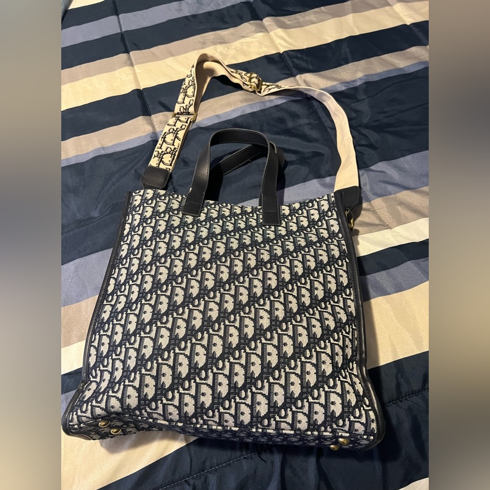cartera usada luce excelente ( el zipper está averiado , aveces no cierra bien